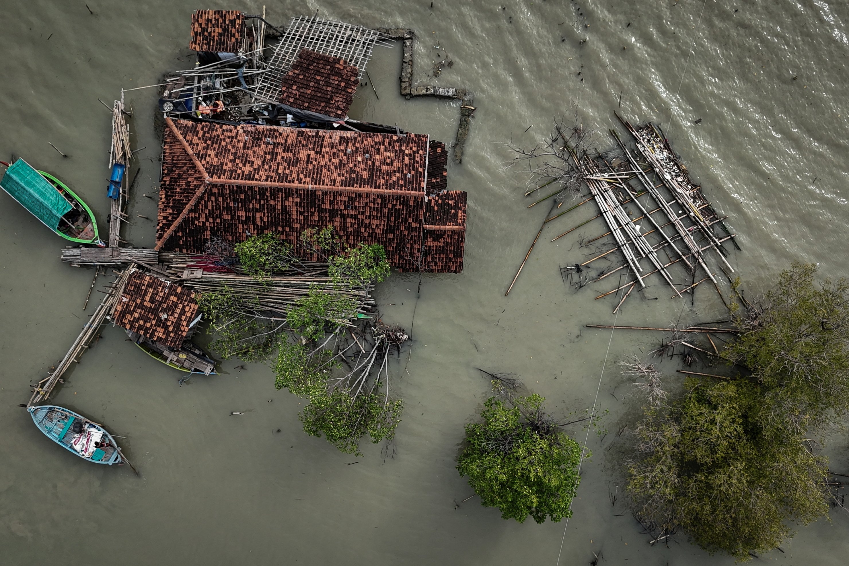2025-04-18T233110Z_562125146_RC2NYDAVZDCK_RTRMADP_3_CLIMATE-CHANGE-INDONESIA-SINKING
