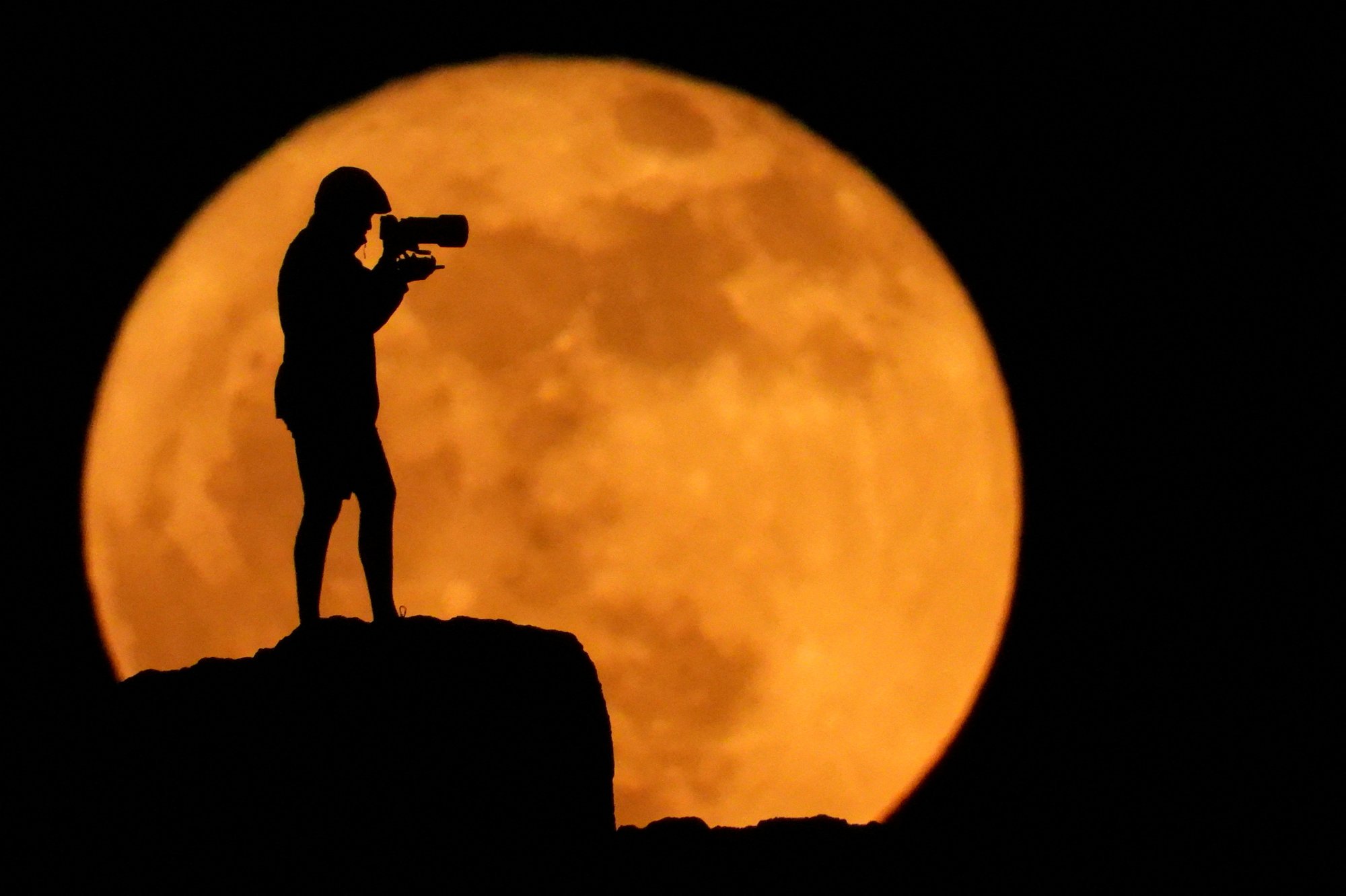 2025-06-11T234235Z_194946748_RC2M0FA4A7FZ_RTRMADP_3_SPAIN-MOON