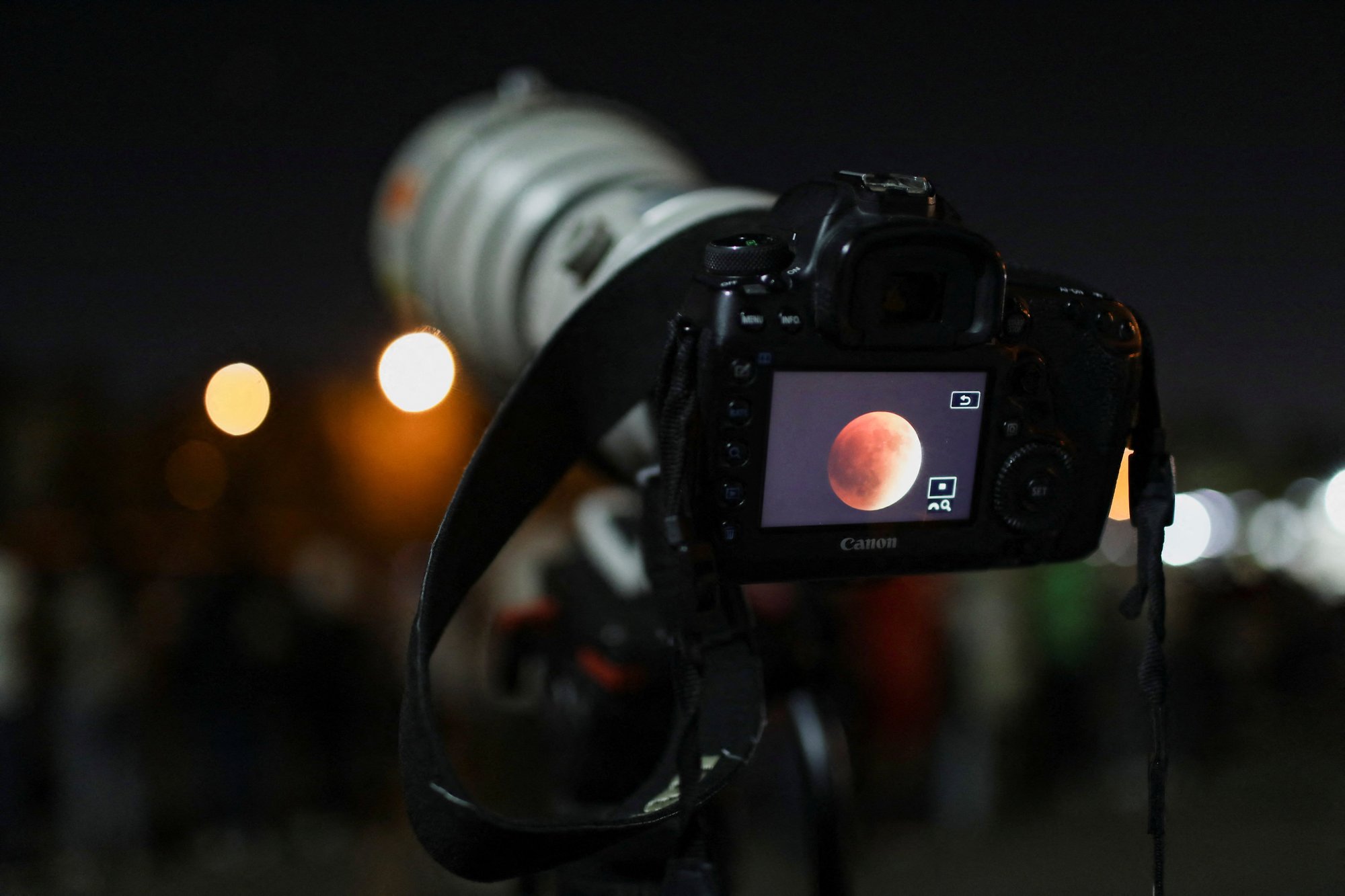 2025-09-07T202817Z_1064876169_RC25NGAUMOMF_RTRMADP_3_LUNAR-ECLIPSE-JORDAN