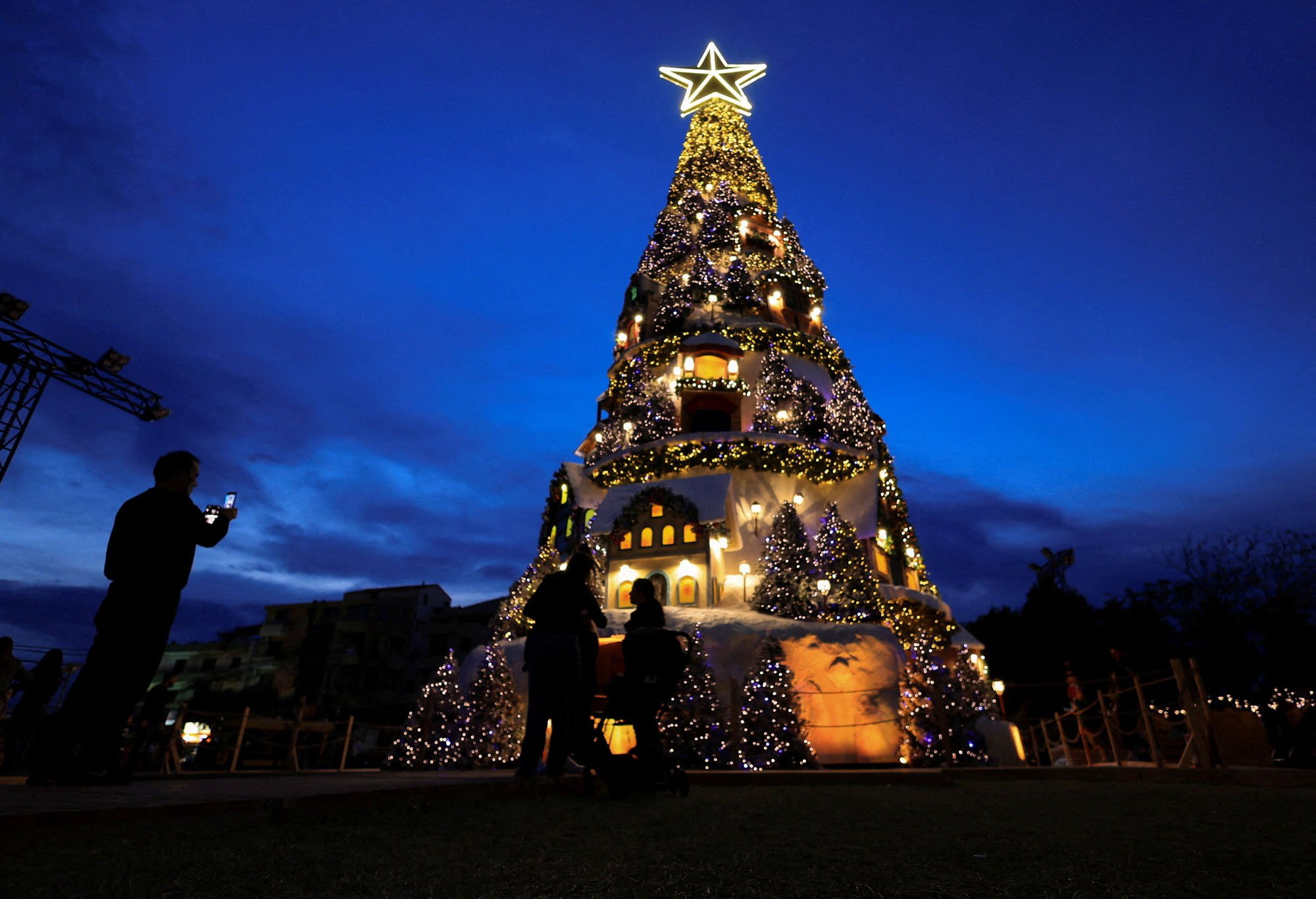 2025-12-11T092248Z_1918380866_RC2QDIABUVBY_RTRMADP_3_CHRISTMAS-SEASON-LEBANON