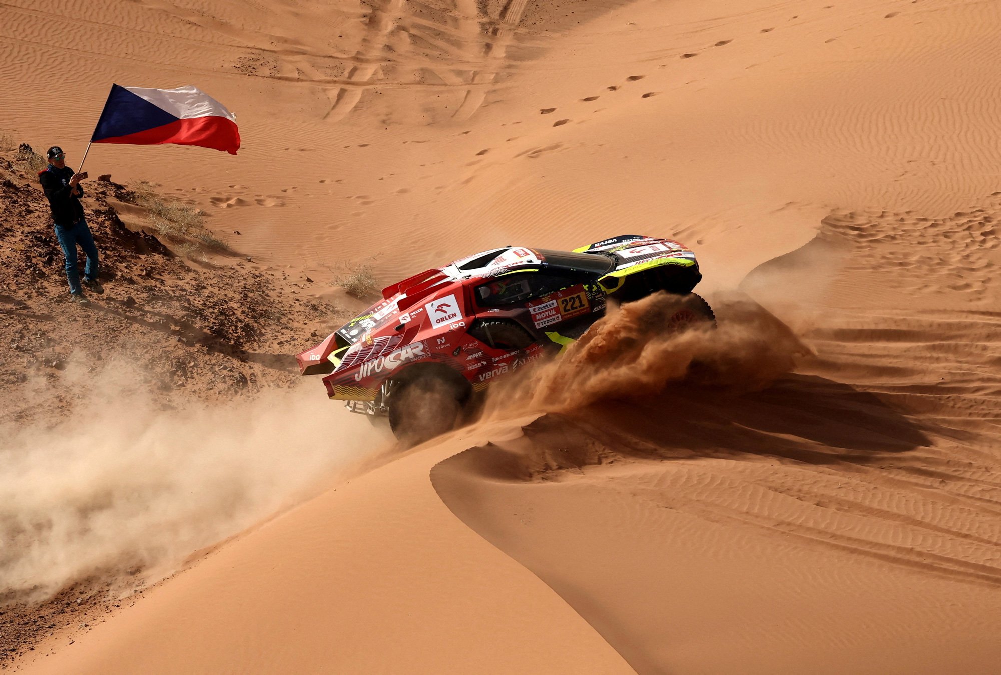 2026-01-05T164910Z_1907417144_UP1EM15172NJV_RTRMADP_3_MOTOR-RALLY-DAKAR