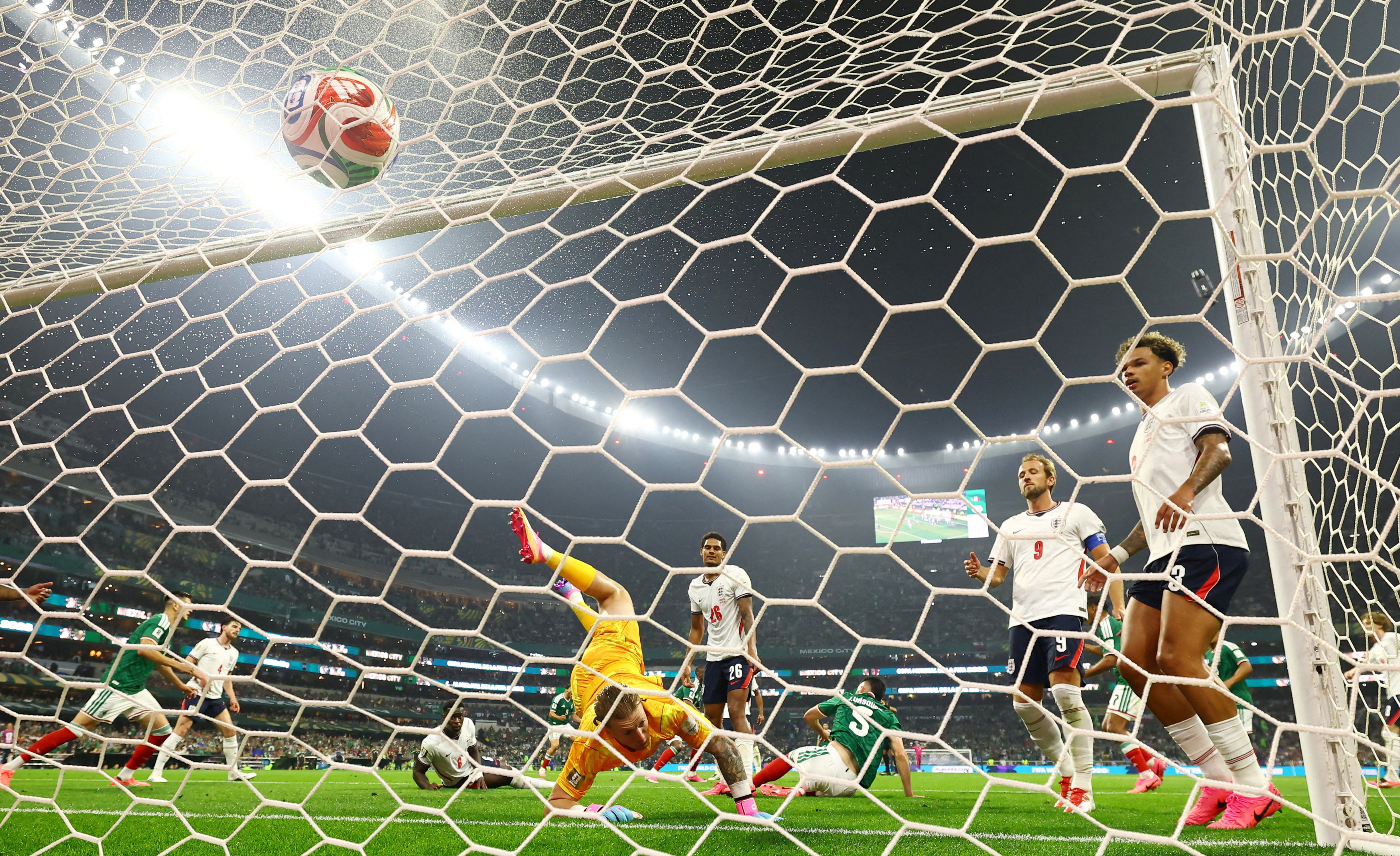 2026-07-06T022545Z_1248087481_UP1EM7604Y09H_RTRMADP_3_SOCCER-WORLDCUP-MEX-ENG (1)