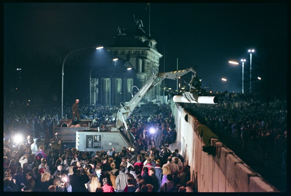 East German workers begin to tear down wall between Brandenburg Gate and Reichstag, cheered by thousands of East and West Germans in Berlin.  February 19, 1990 REUTERS-Michael Probst (2)