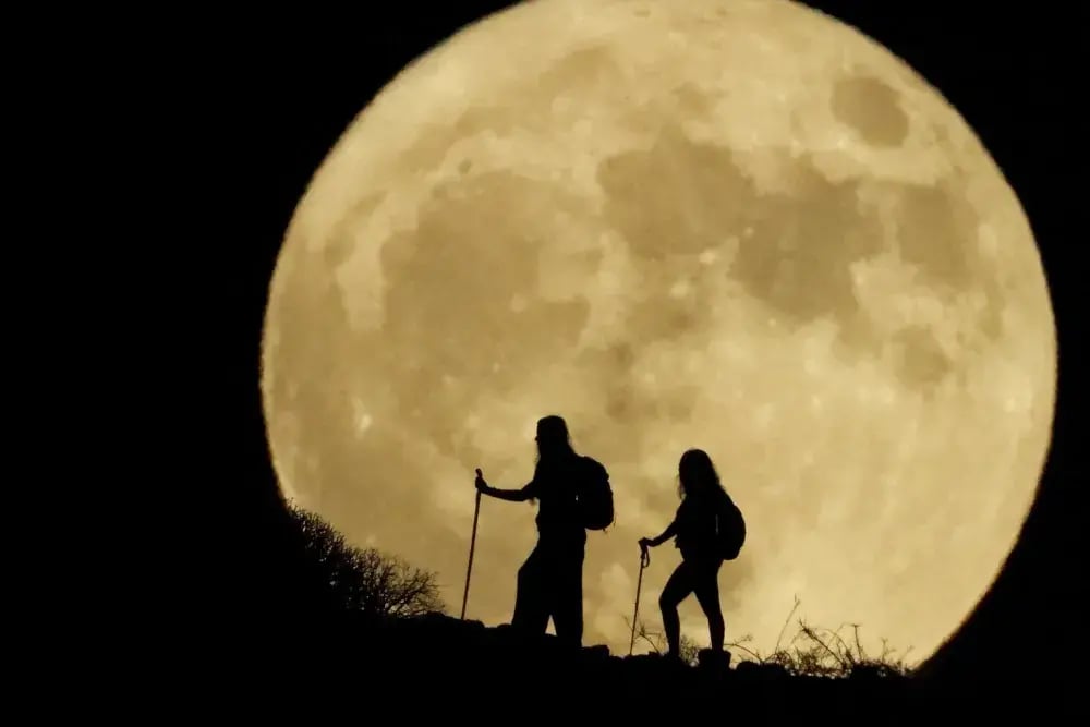 reuters-global-news-agency-supermoon-spain-1000px