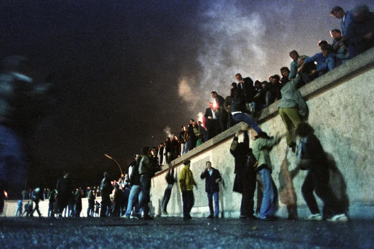 reuters-agency-archive-berlin-wall-1240px