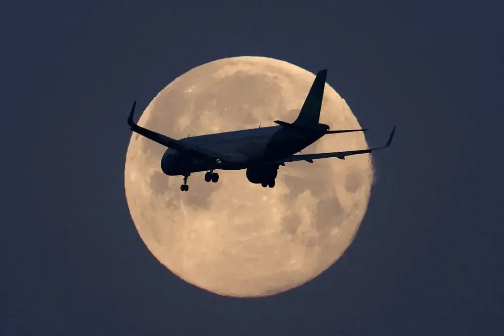 reuters-global-news-agency-content-moon-britain-1000px