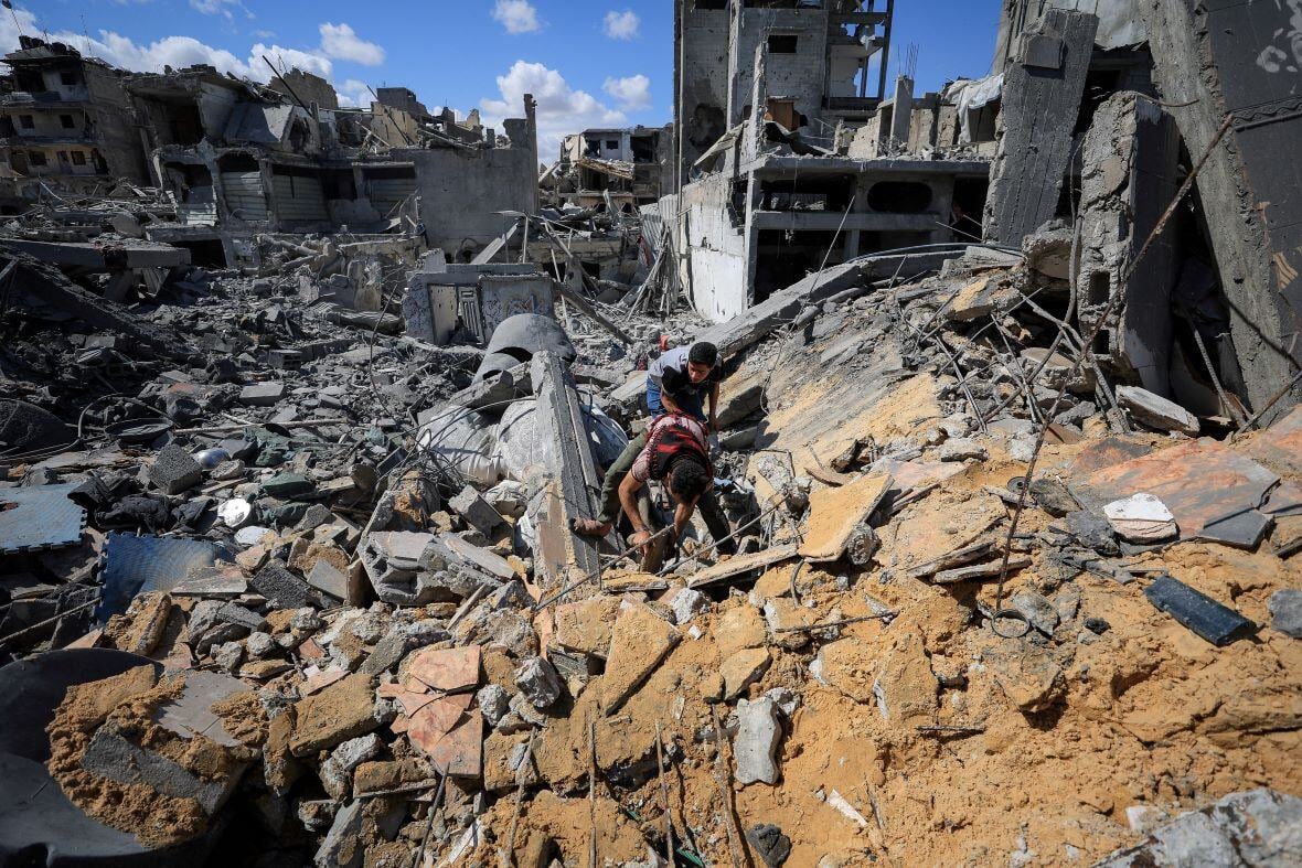 Palestinians search for casualties trapped under the rubble, at the site of an Israeli airstrike that hit a house the previous day, in Shejaia, Gaza City, April 10, 2025. REUTERS/Dawoud Abu Alkas