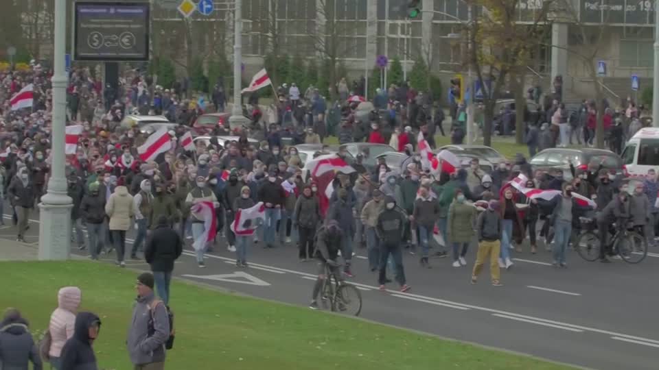 Tens Of Thousands Protest In Belarus Defying Warning Shots Reuters News Agency 