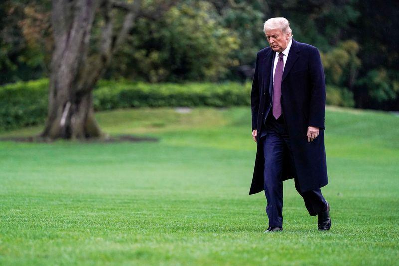 U.S. President Donald Trump walks from Marine One as he returns from Bedminster, New Jersey, on the South Lawn of the White House in Washington, U.S., October 1, 2020. REUTERS/Joshua Roberts