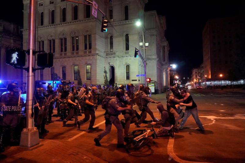 Kentucky State Troopers advance and detain a man during the protest against the deaths of Breonna Taylor by Louisville police and George Floyd by Minneapolis police, in Louisville, Kentucky, U.S. June 1, 2020. REUTERS/Bryan Woolston