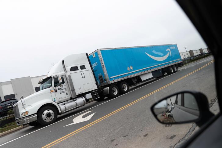 An Amazon truck is seen at Amazon building during the outbreak of the coronavirus disease (COVID-19), in the Staten Island borough of New York City, U.S., March 30, 2020. REUTERS/Jeenah Moon