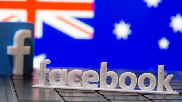 Facebook unfriends Australia: news sites go dark in content row