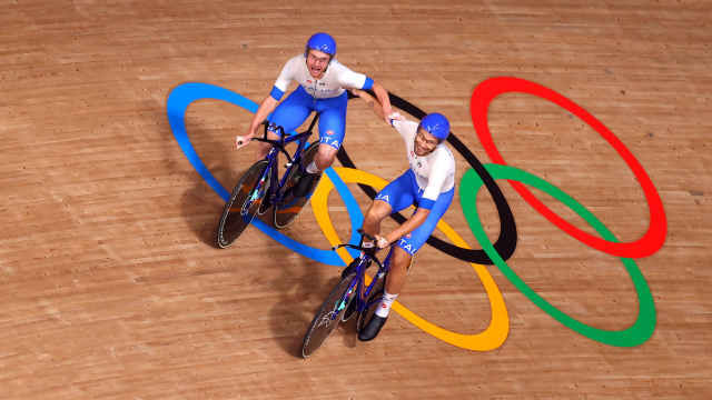 Olympics-Cycling-Italy beat Denmark in thrilling team pursuit final