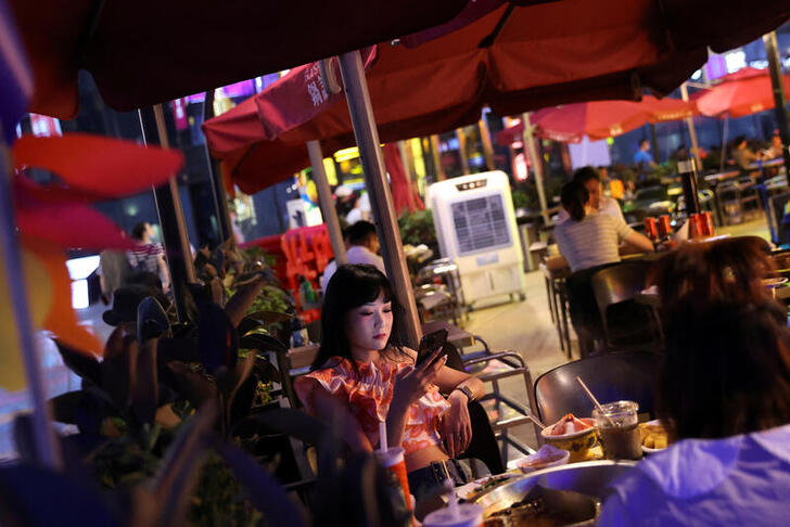 Customers dine at a restaurant at a shopping area in Beijing, China July 25, 2022. REUTERS/Tingshu Wang