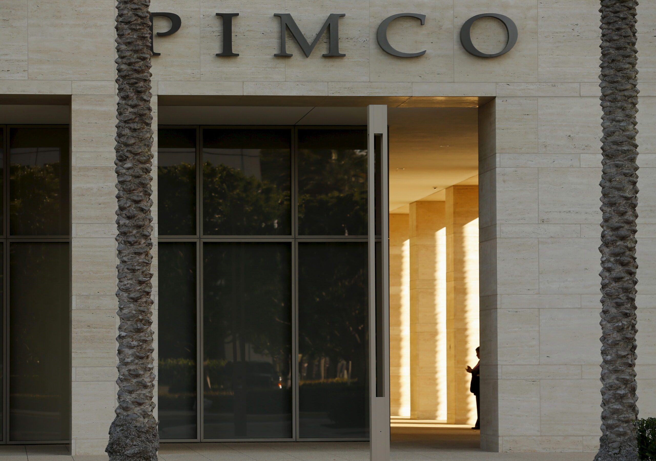 The offices of Pacific Investment Management Co (PIMCO) are shown in Newport Beach, California August 4, 2015. Pacific Investment Management Co said on Monday it may face U.S. Securities and Exchange Commission civil charges over whether it inflated the returns of a popular exchange-traded fund once managed by prominent bond investor Bill Gross.     REUTERS/Mike Blake