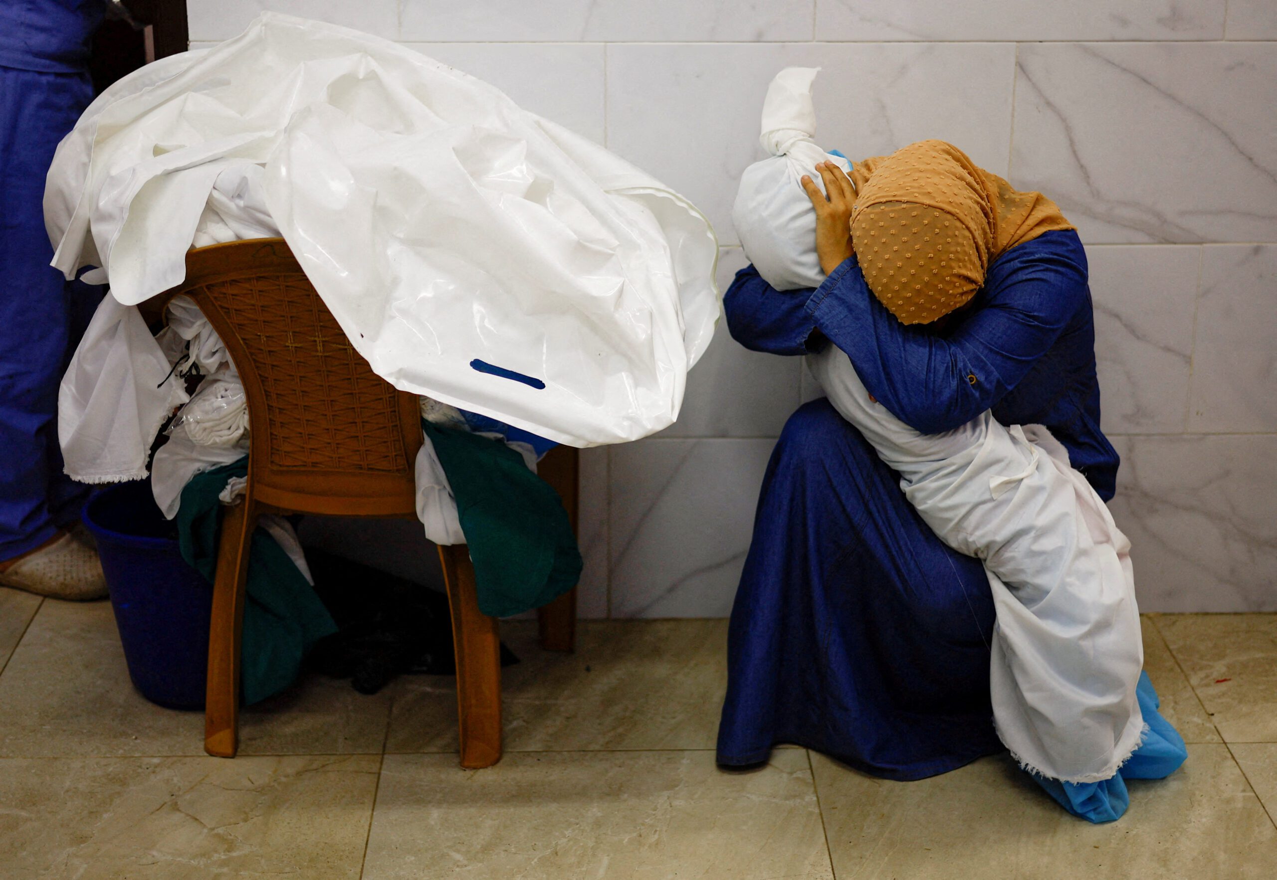 Palestinian woman Inas Abu Maamar embraces the body of her 5-year-old niece Saly, who was killed in an Israeli strike, at Nasser hospital in Khan Younis in the southern Gaza Strip, October 17, 2023. REUTERS/Mohammed Salem 