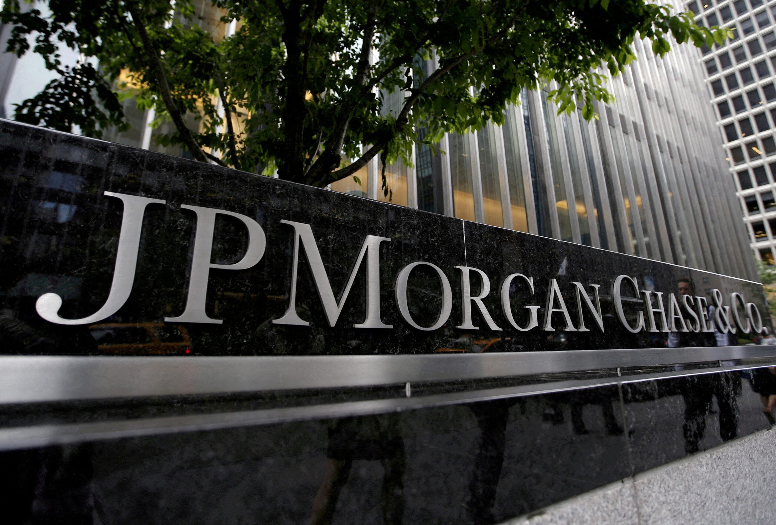 FILE PHOTO: A view of the exterior of the JP Morgan Chase & Co. corporate headquarters in New York City May 20, 2015.  REUTERS/Mike Segar/File Photo