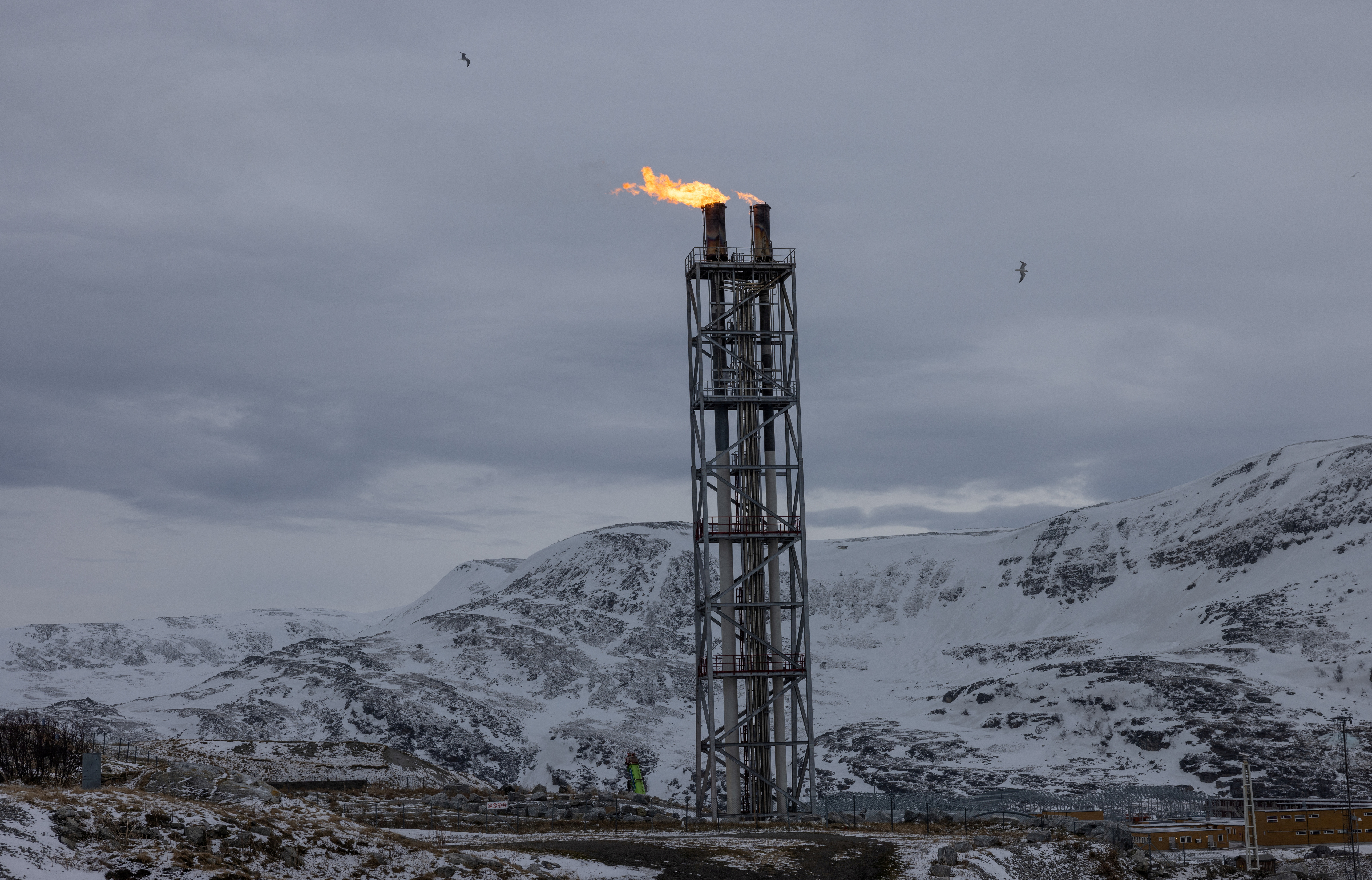 FILE PHOTO: Flames blaze from a chimney at Western Europe's largest liquefied natural gas plant Hammerfest LNG in Hammerfest, Norway, March 14, 2024. REUTERS/Lisi Niesner/File Photo