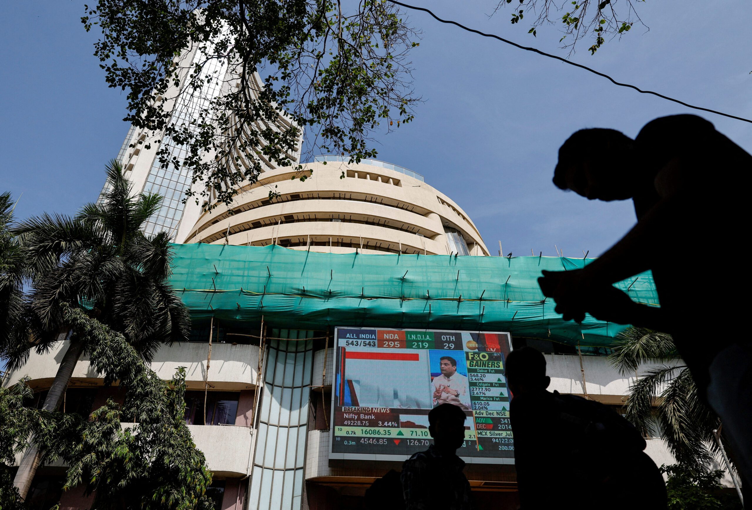 FILE PHOTO: People watch results for India's general elections on a screen outside the Bombay Stock Exchange (BSE) in Mumbai, India, June 4, 2024. REUTERS/Francis Mascarenhas/File Photo