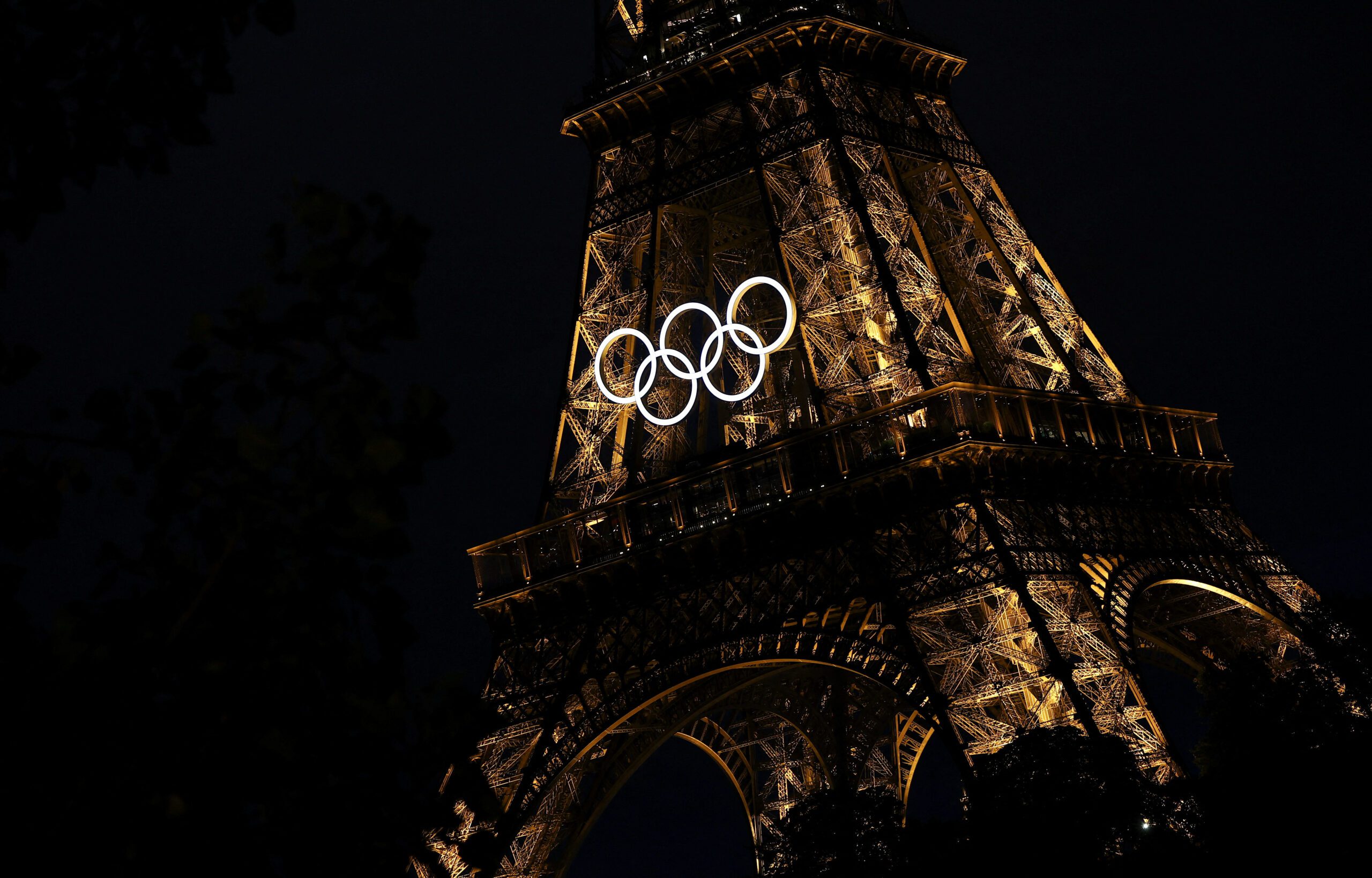 A general view of the Olympic rings on the Eiffel Tower a day before the opening ceremony of the Paris 2024 Olympics, in Paris, France June 25, 2024. REUTERS/Agustin Marcarian - RC2L29A9KERF