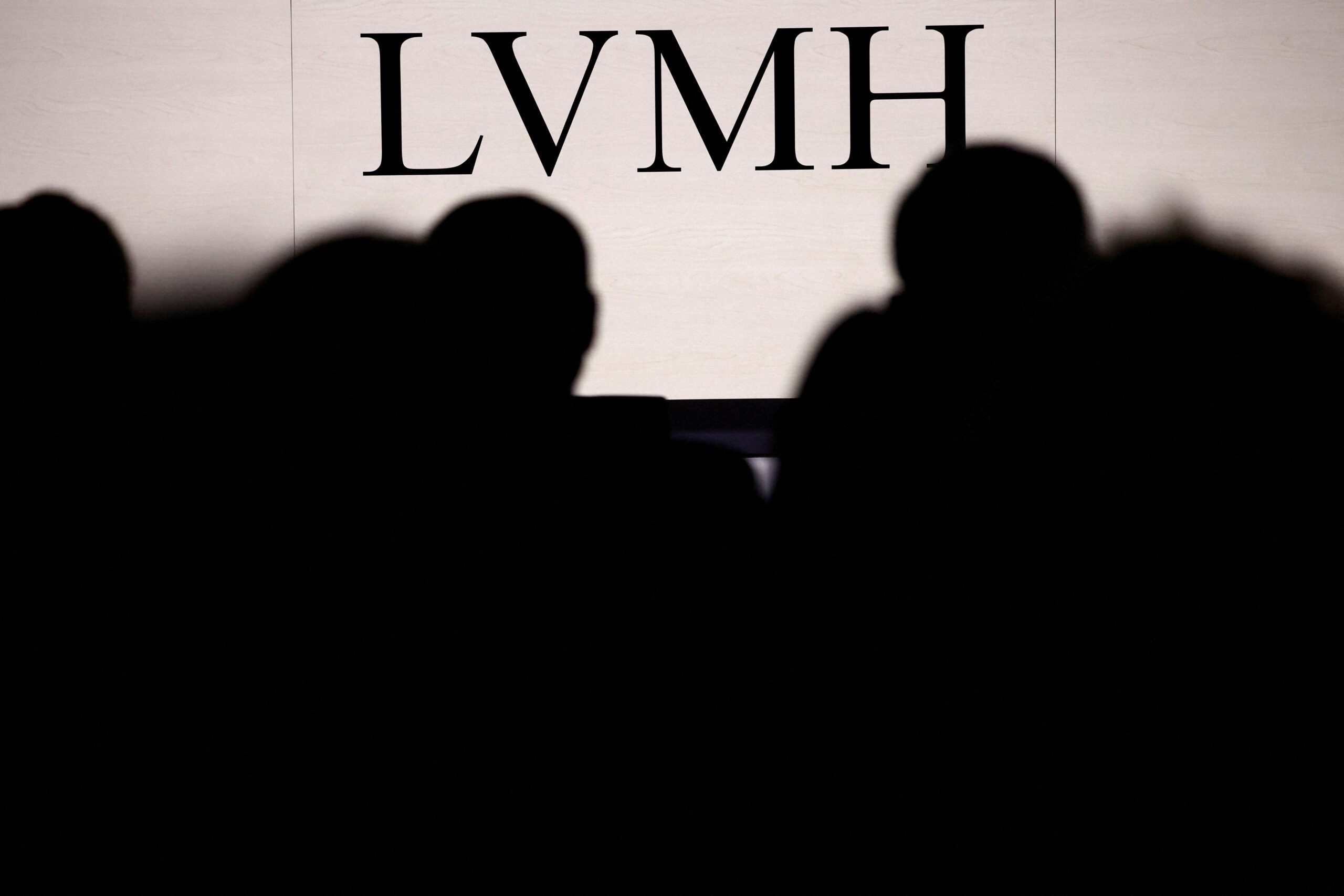 일부 투자자들, 디올 계약자 수사 후 LVMH에 변화 요구 | 로이터 통신